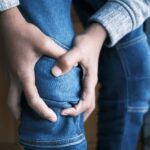 Arthrose du genou : quels mouvements soulagent, lesquels aggravent